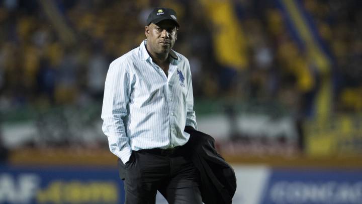 El histórico exjugador y actual entrenador del Real España de Honduras podría ocupar el lugar que dejó Gustavo Matosas en el banquillo del combinado tico.