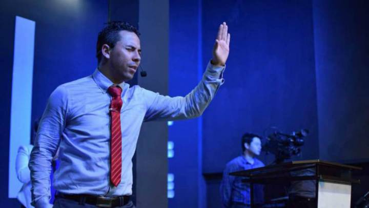 El exvolante hondureño dedicó 16 años de su vida al fútbol, pero tras dejar las canchas cambió drásticamente el rumbo de su vida. Hoy es pastor cristiano.