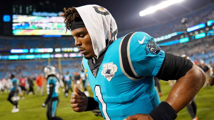 Cam Newton en partido de Panthers