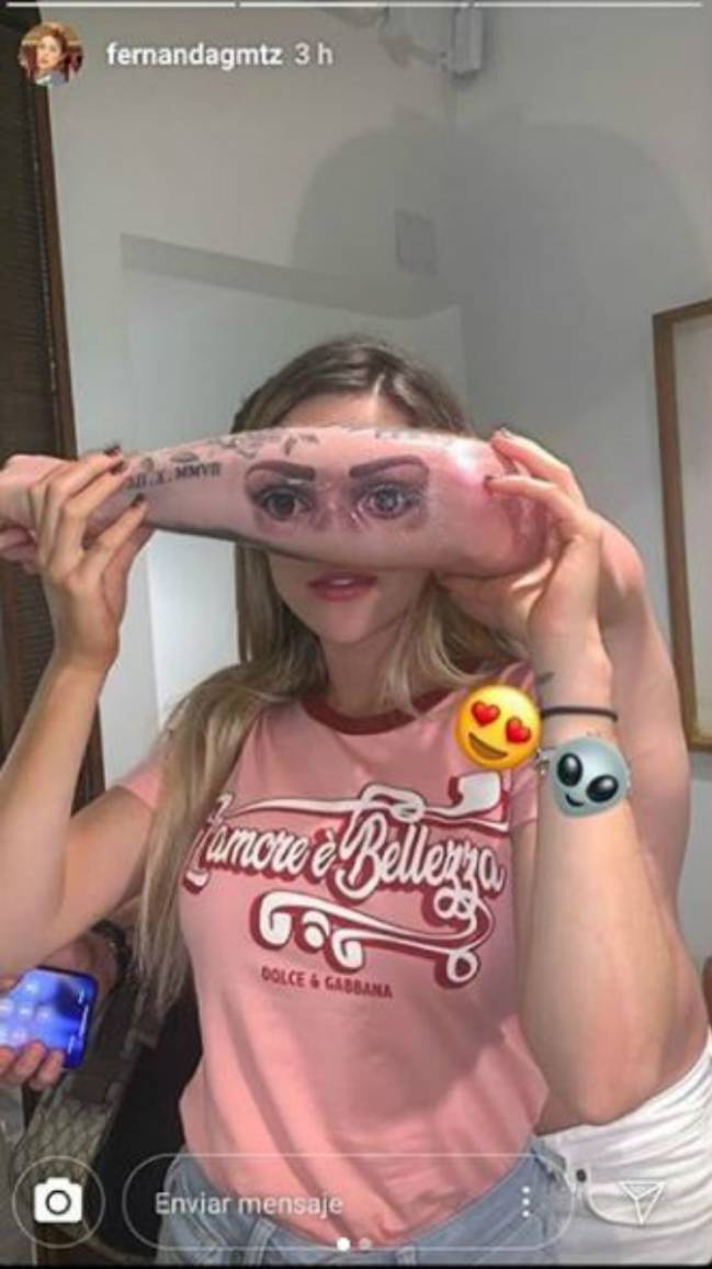 La novia de Saúl Álvarez presume el tatuaje del púgil dedicado a ella.