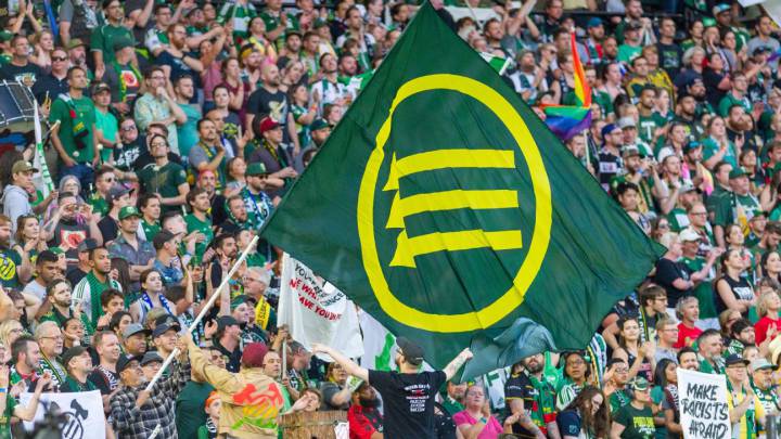 Después de una larga charla entre el Consejo de Aficionados y directivos de la liga, la MLS decidió permitir, al menos por el resto de la campaña. Los mensajes antinazis en estadios.