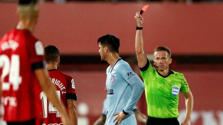 El delantero español se molestó con Xisco Campos por una barrida. Morata lo encaró y le dio un cabezazo que le valió la expulsión.