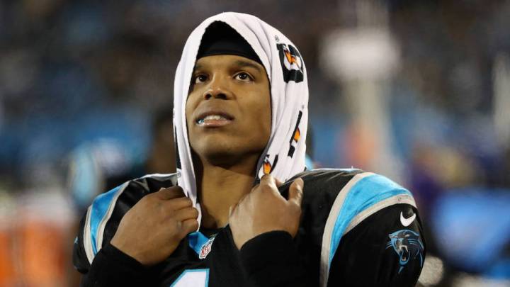 Cam Newton en partido de Panthers