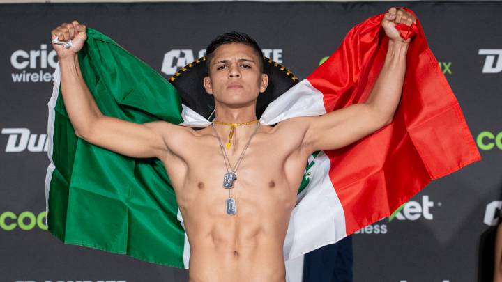 Axel Osuna durante la ceremonia de pesaje en Guadalajara.