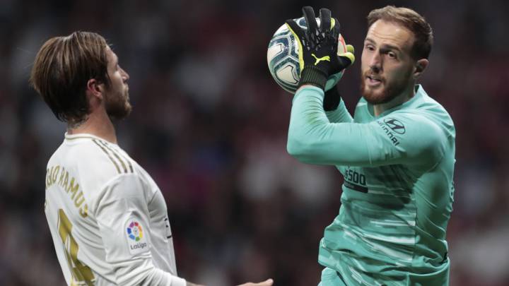 El cancerbero colchonero se estiró cual largo es y ahogó el grito de gol del Real Madrid; Benzema cabeceó con autoridad, pero Oblak se lució.