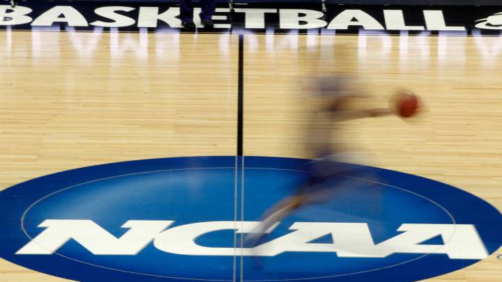 Logo de la NCAA en partido de basketball