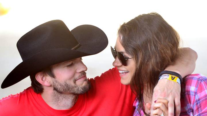 Ashton Kutcher y Mila Kunis en el California's Country Music Festival, 2014.