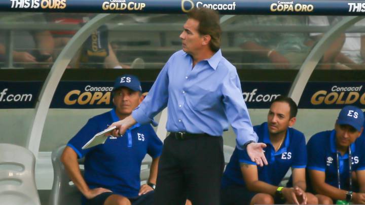 El entrenador mexicano justificó su trabajo y aseguró que en ocasiones se le exige más de lo que tiene en la Selección de El Salvador.