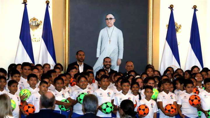 Nayib Bukele y el presidente de la Liga Española, Javier Tebas, firmaron un acuerdo para la creación de 262 escuelas de fútbol en El Salvador.