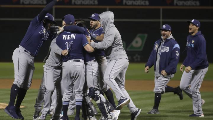 Novena de Rays festeja triunfo en el Wild Card de la AL