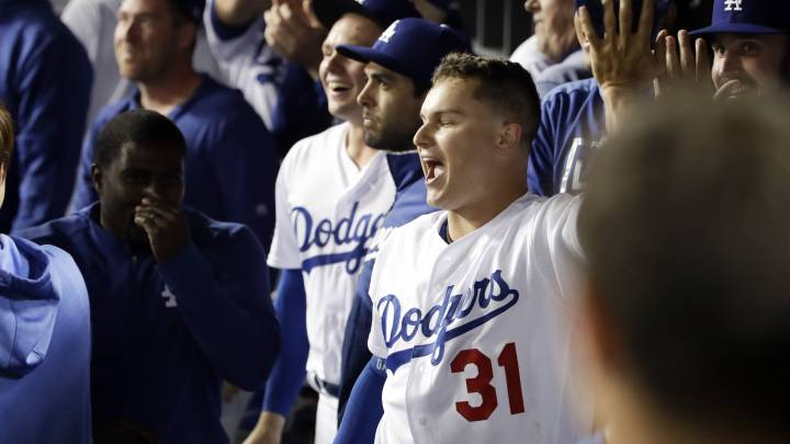 Joc Pederson en el dugout de la NLDS
