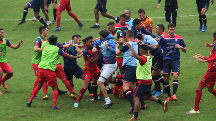 El encuentro en el que Municipal venció a Xelaxú por marcador de 2 a 0 de la Liga Guatemalteca terminó con una batalla campal entre jugadores de ambas escuadras.