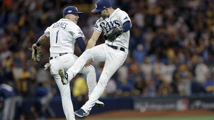 Willy Adames y Kevin Keirmaier en partido de la ALDS
