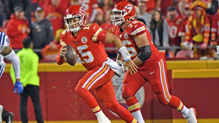 Pat Mahomes corriendo el balón.