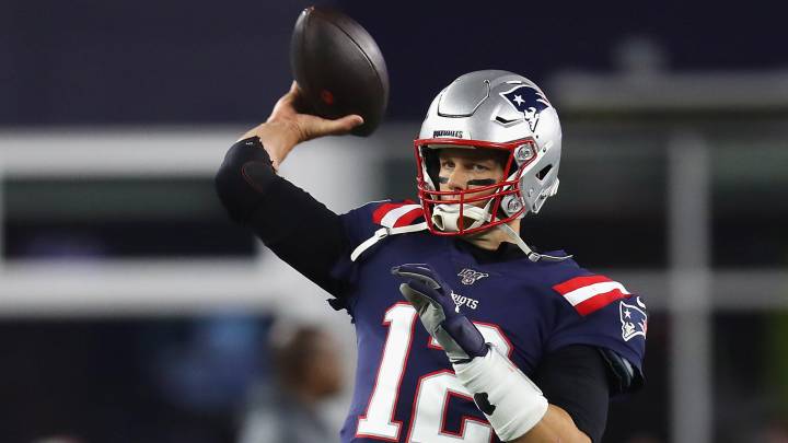 Tom Brady calentando el brazo.