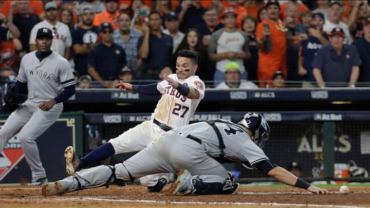 José Altuve, Aroldis Chapman y Gary Sánchez en partido entre Astros y Yankees