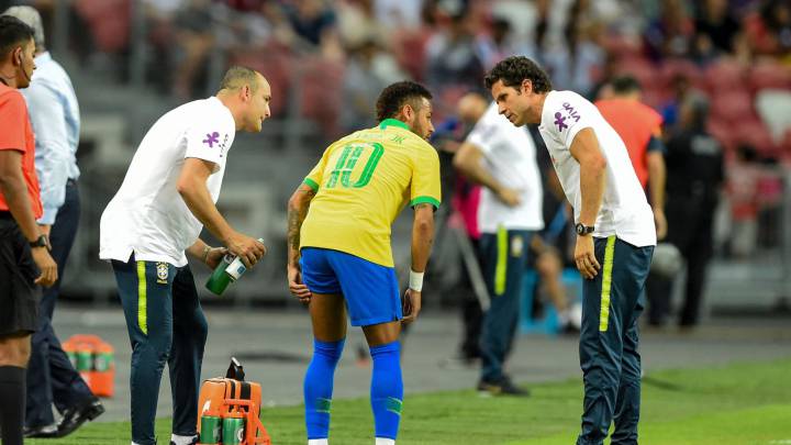 Neymar sale del partido contra Nigeria por molestias musculares