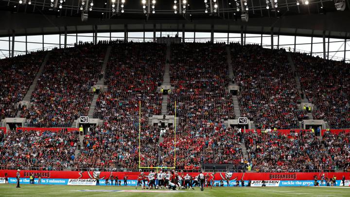 ¿Qué es la patada después de la recepción libre en el football?