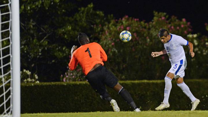 Carlos de los Cobos demeritó el hecho que la Selección de El Salvador enfrente a Santa Lucía en una cancha que será improvisada para la práctica del fútbol.