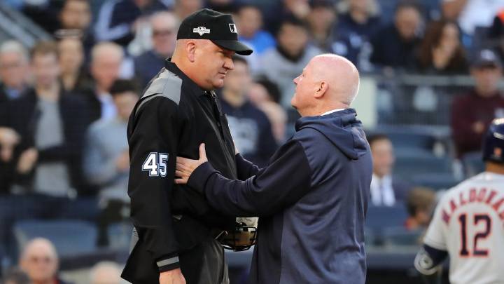 Jeff Nelson es revisado en Yankee Stadium