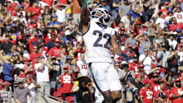 Marcus Peters en partido de Rams