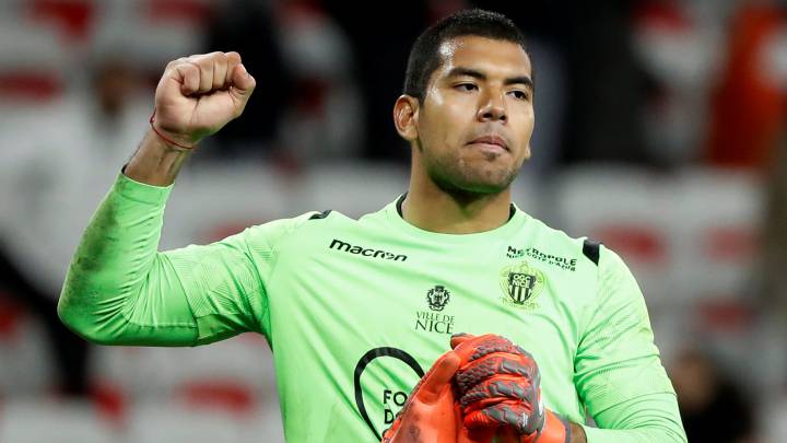 El arquero argentino del Niza realizó tres impresionantes atajadas para evitar el gol de la ventaja del cuadro parisino.