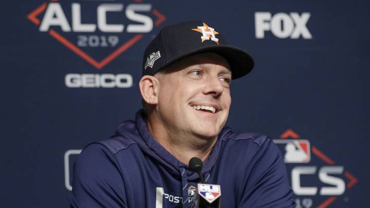 AJ Hinch en conferencia de prensa