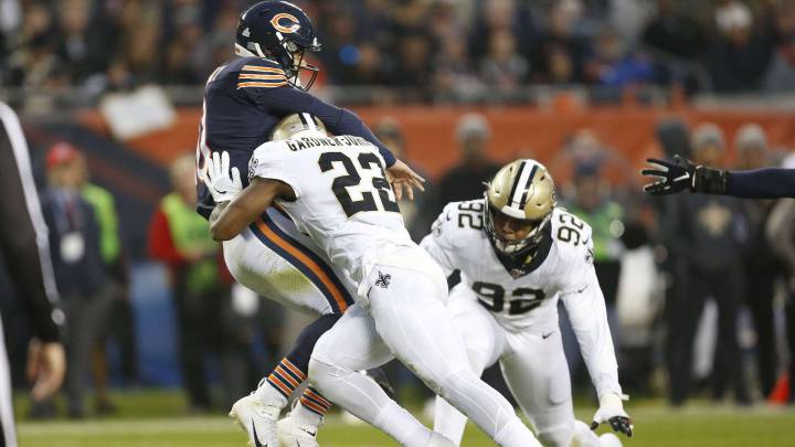 La defensa de Saints llegándole fuerte a Mitchell Trubitsky