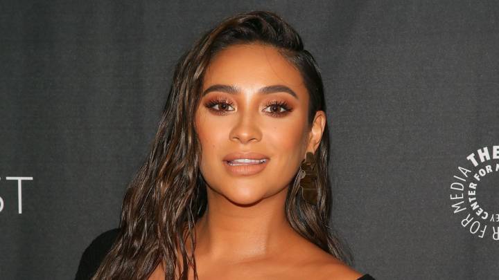 Shay Mitchell le da la bienvenida a su primer bebé
