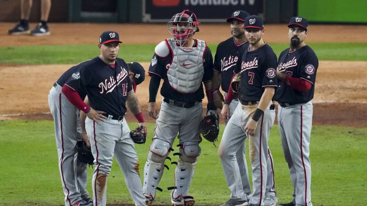 Equipo de Nationals en la loma del Minute Maid Park