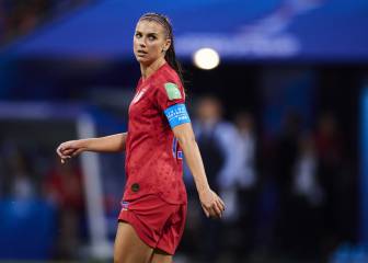 Alex Morgan deslumbra con llamativo vestido rojo