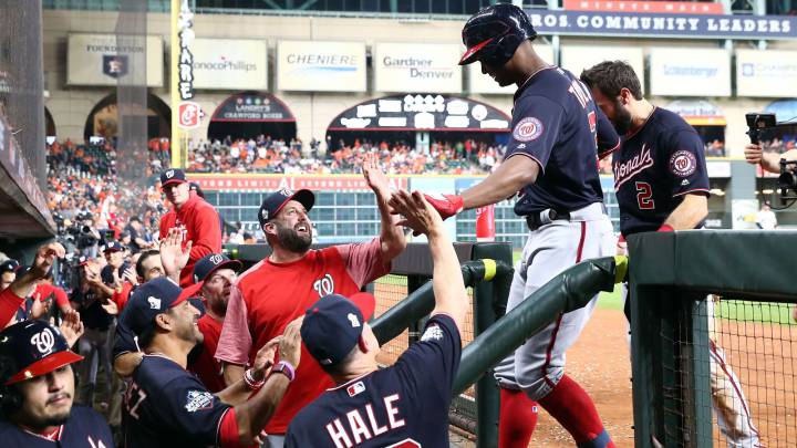 Michael Taylor celebrando su HR en el dogout.