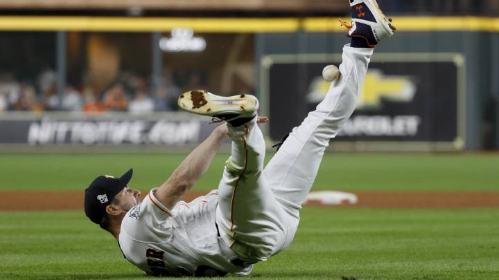 Verlander se cae en jugada defensiva