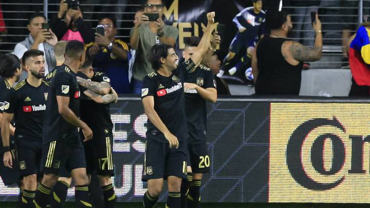 El dorsal número 10 de Los Angeles Football Club marcó su segundo gol de la noche antes del final de la primera parte e hizo explotar a todo el estadio.