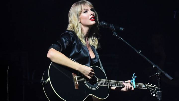 Taylor Swift celebra los 13 años de su álbum debut