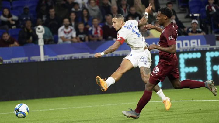 Revive el golazo de Memphis Depay contra el Metz