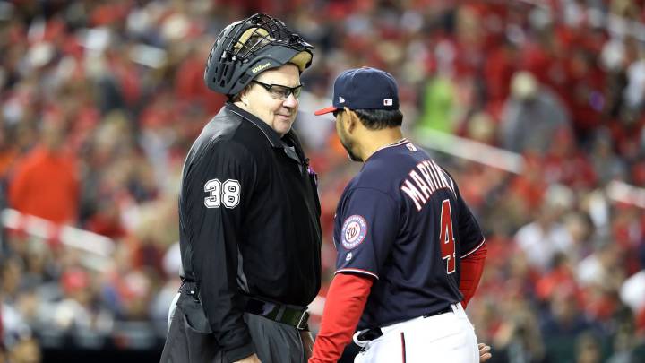 Dave Martínez con umpire de la MLB