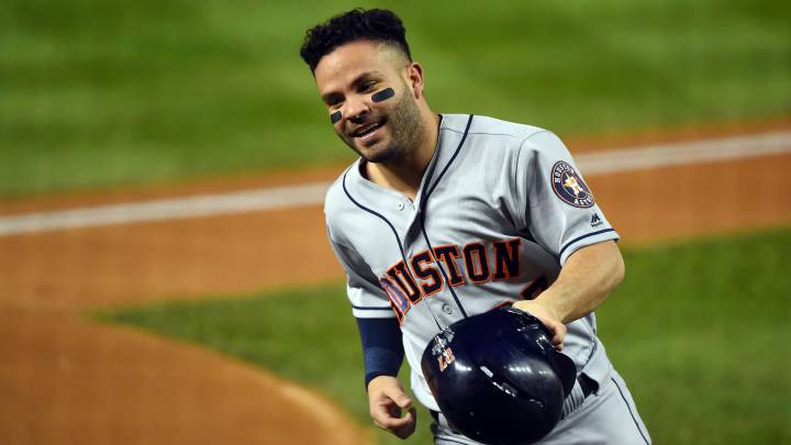 José Altuve anota en hit de Alex Bregman