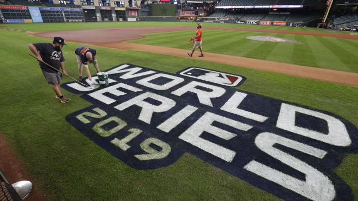 Staff pintando el logo de World Series en el Minute Maid Park