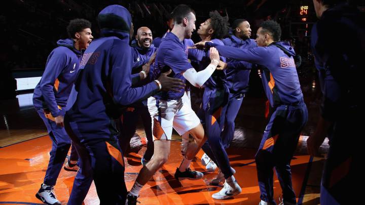 Phoenix Suns en su calentamiento previo al encuentro