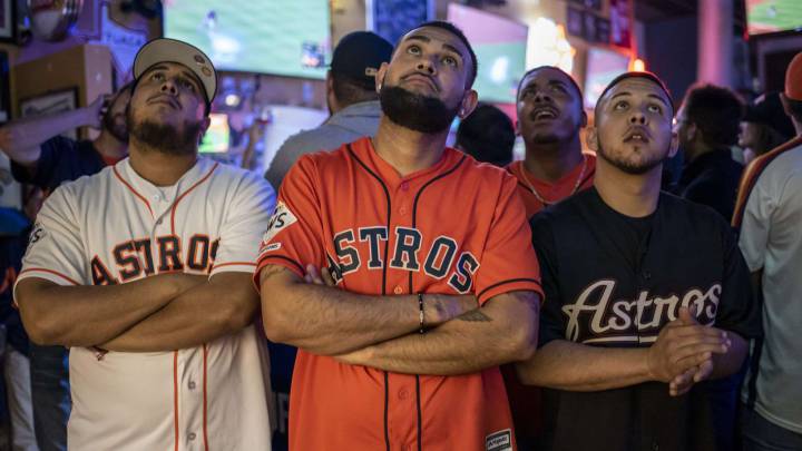 Aficionados de Astros ven partido de Serie Mundial