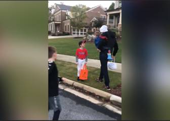 Jugador encuentra a su doble en desfile de disfraces de Halloween