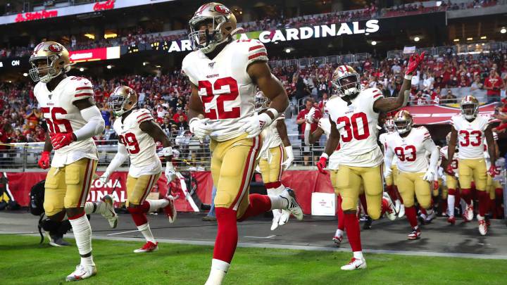 49ers salen al campo en Arizona