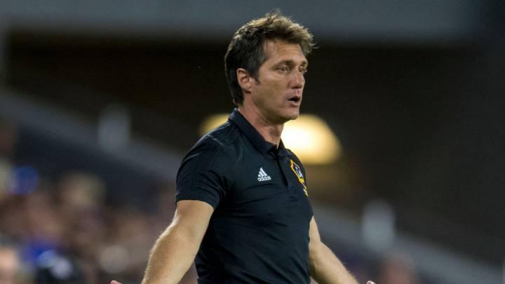 El estratega argentino aseguró que no ha tenido contacto con el volante de Boca Juniors, que ha sonado para llegar al cuadro californiano.
