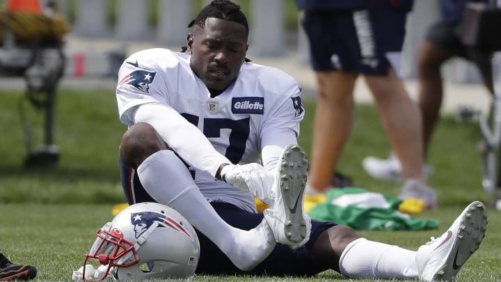 Antonio Brown en práctica con Patriots