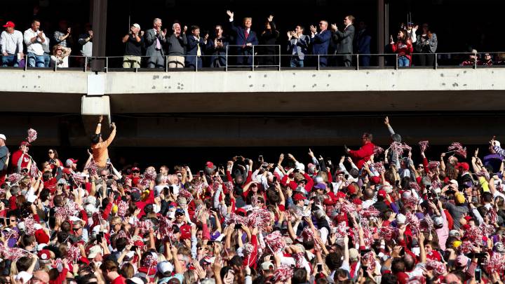 Donald Trump vitoreado entre la multitud de Alabama