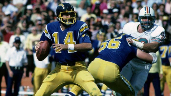Dan Fouts en el juego de Ronda Divisional en contra de Miami Dolphins