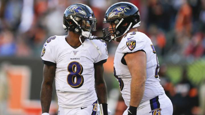 Lamar Jackson con su liniero ofensivo