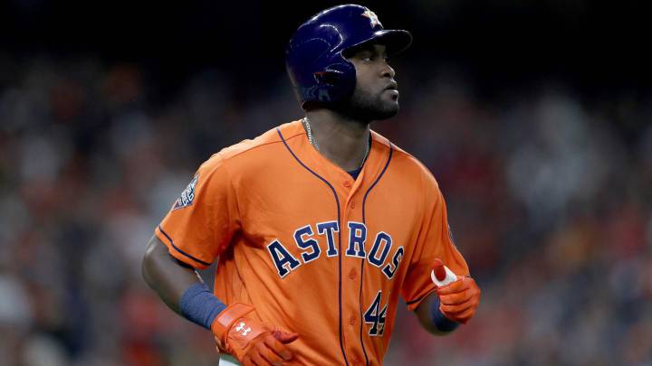 Yordan Alvarez llegando a primera base en el Juego 7 de la Serie Mundial