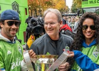 Russell Wilson al frente del desfile de campeón en Seattle